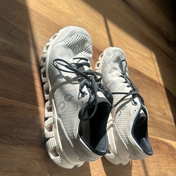 Onclouds - Picture 1 of 2